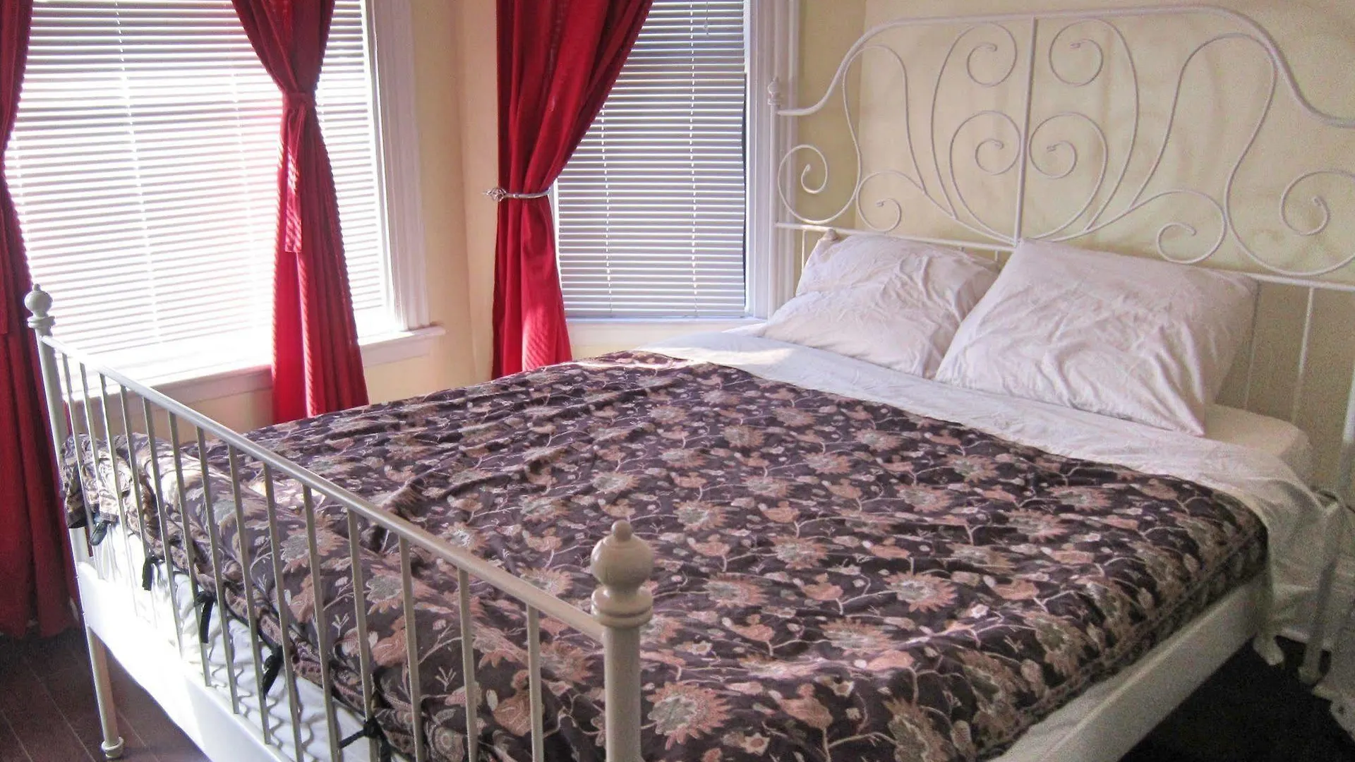 Spadina 11 Guesthouse Toronto Canada